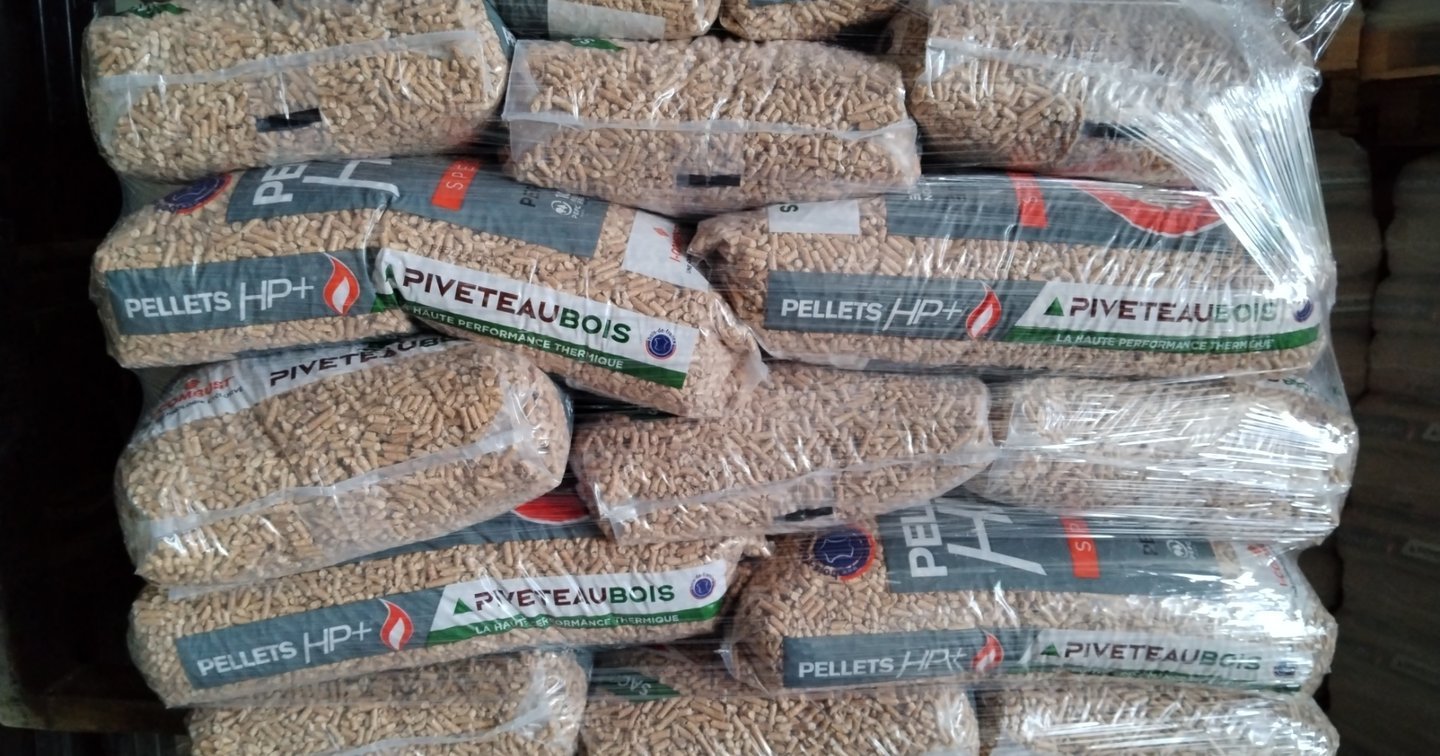 Home Mucchio di pellet di legno e sacco